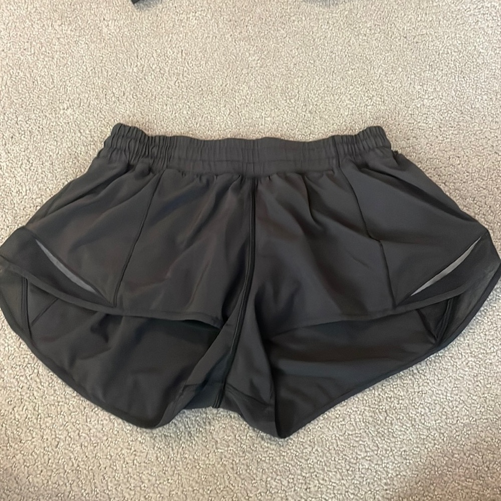 BLACK LULULEMON HOTTY HOT 2.5” SIZE 8